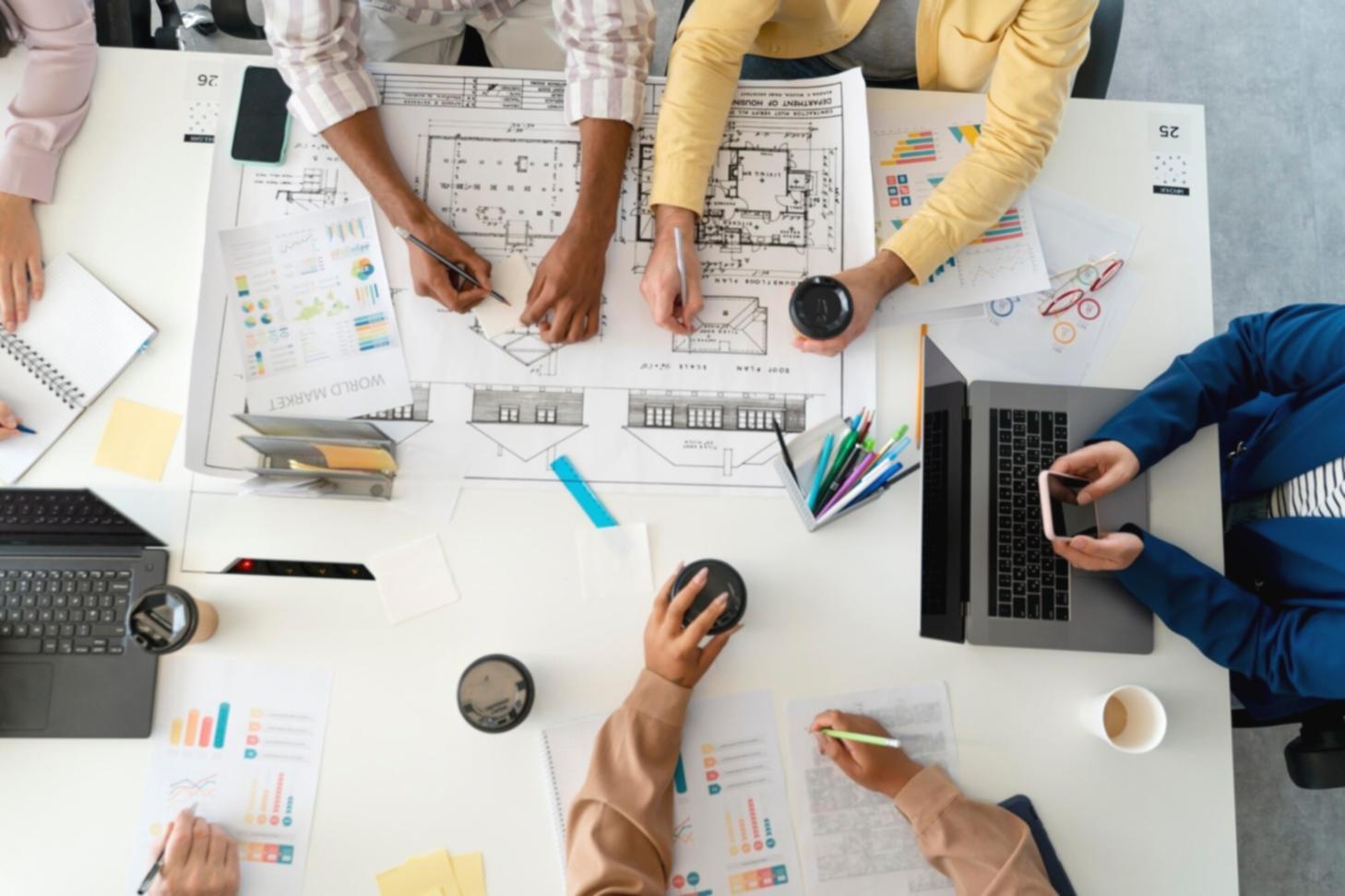 Estudiantes trabajando en análisis de datos de tráfico web durante sesión práctica